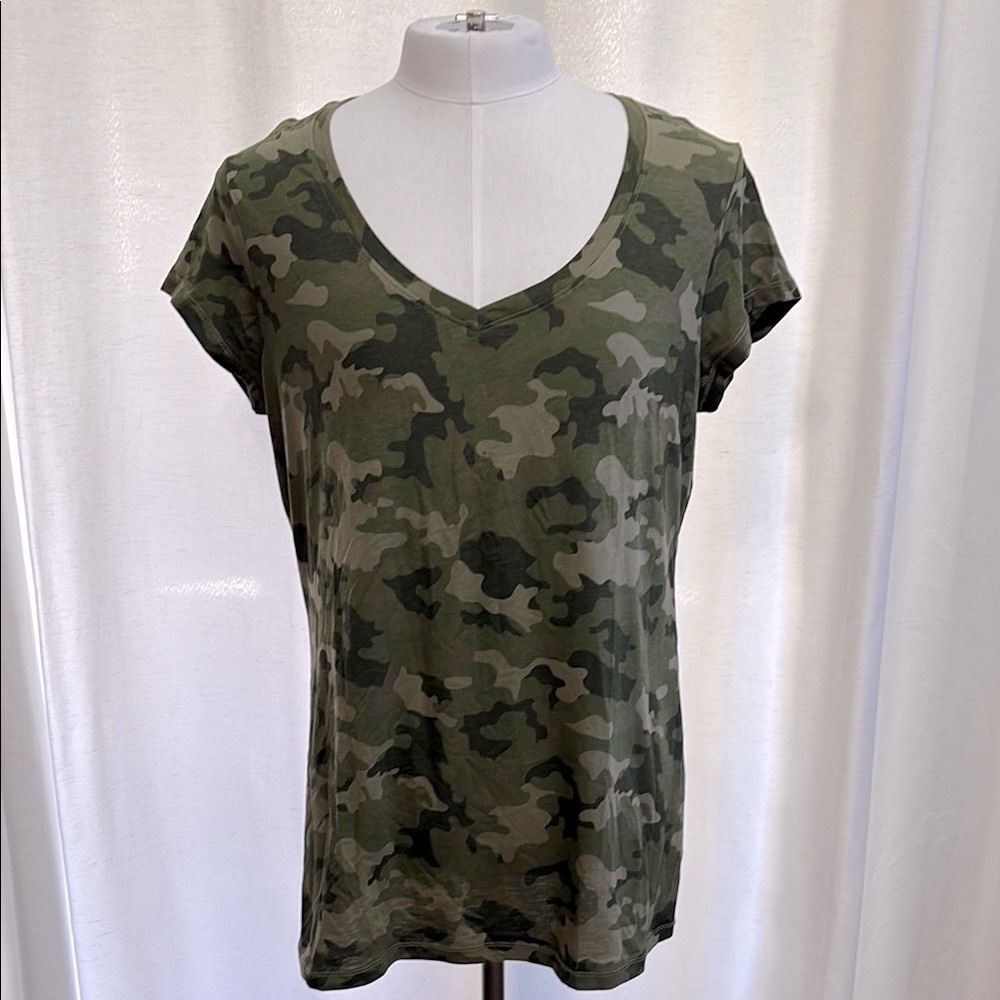 Women's No Boundaries Camo V- Neck Short Sleeve T-Shirt Size 2X (Juniors)